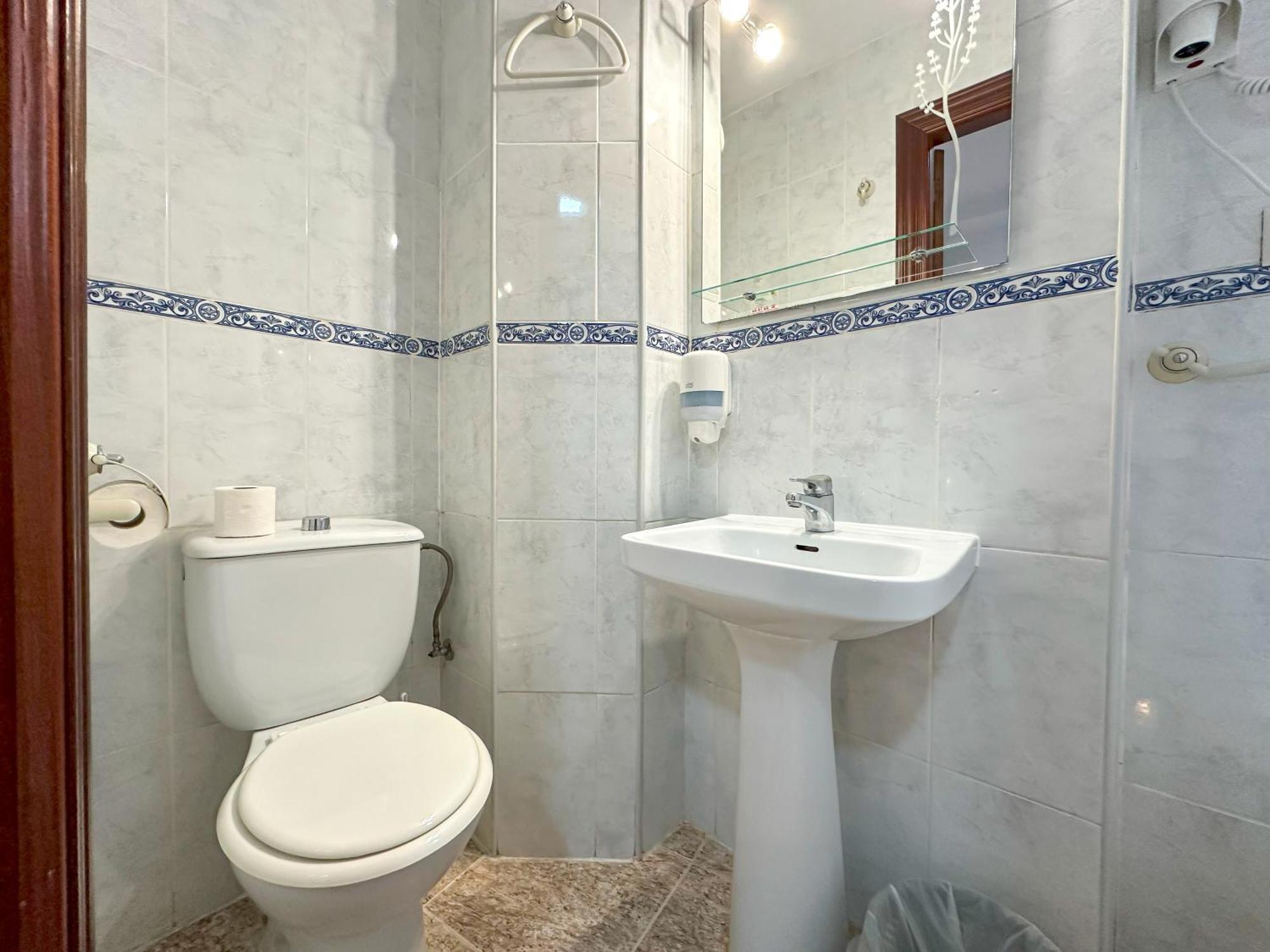 Twin Room Private Bathroom